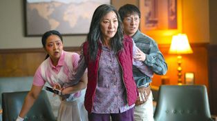 “Todo en todas partes al mismo tiempo” está protagonizada por Michelle Yeoh (centro).