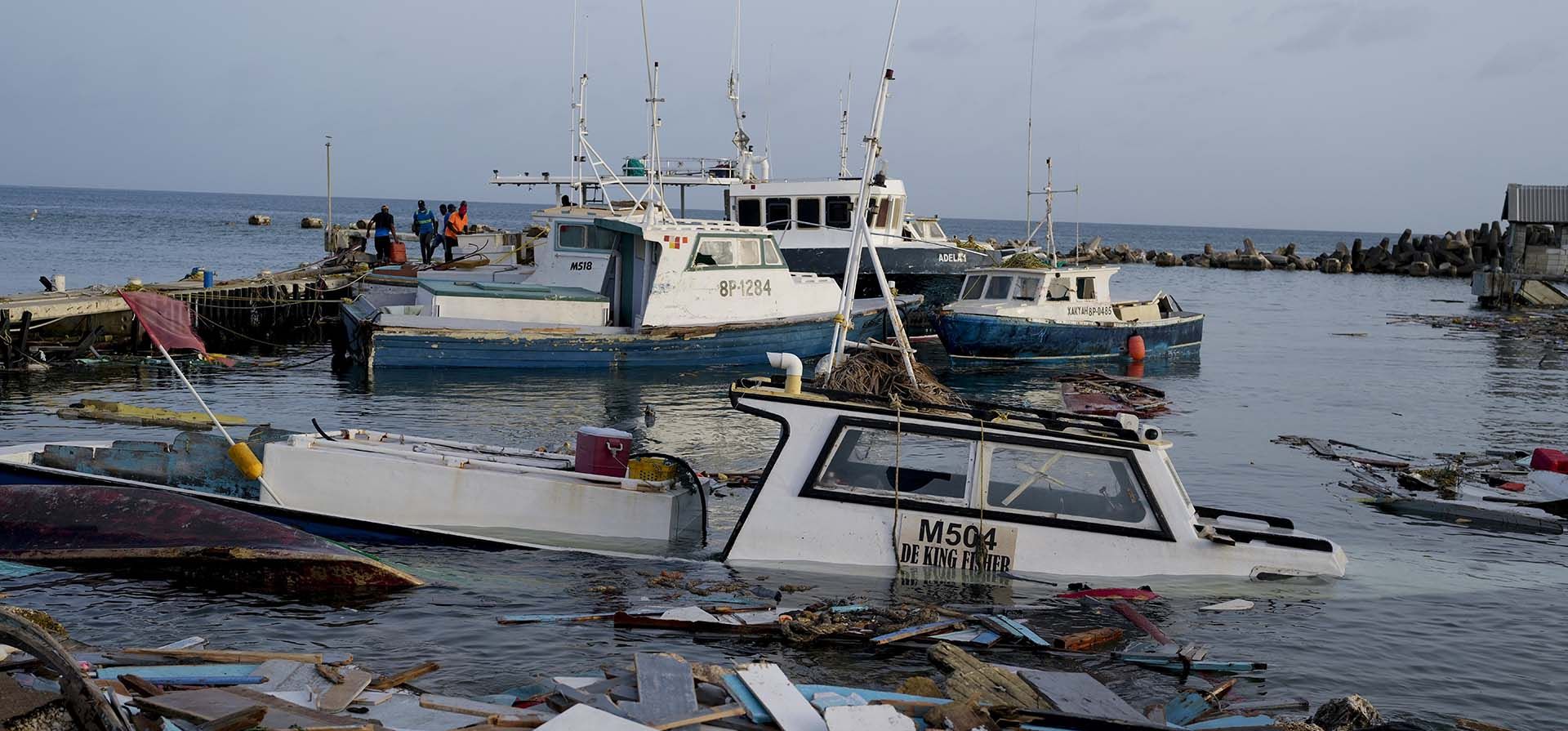 Barcos dañados por el huracán Beryl vadeando el agua en Bridgetown Fisheries, Barbados, 2 de julio de 2024. (Foto AP/Ricardo Mazalan) Barcos dañados por el huracán Beryl vadeando el agua en Bridgetown Fisheries, Barbados, 2 de julio de 2024. (Foto AP/Ricardo Mazalan)