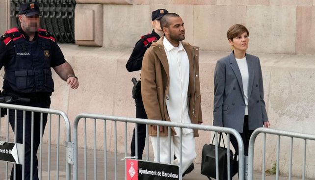 Dani Alves junto a su abogada al salir de la audiencia de Barcelona.