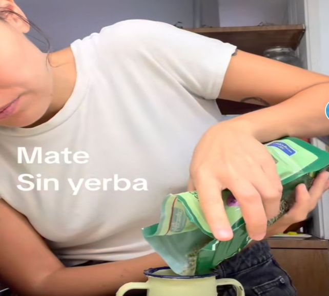 Una influencer compartió la peculiar receta de yerba sin mate y se hizo viral