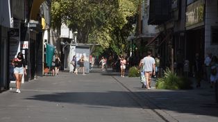 Calor extremo y números altos de casos de coronavirus, una combinación que se mantiene en Rosario.&nbsp;