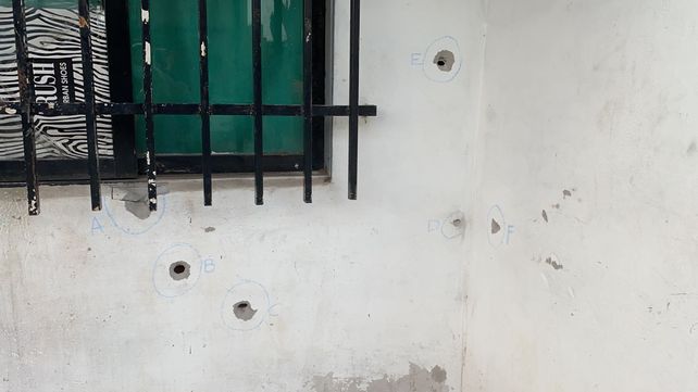 Los impactos de balas en la casa de Urdinarraín al 6900.