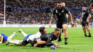 Los All Blacks fueron contundentes y golearon a Italia en Lyon.