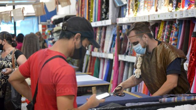 Fiesta de Disfraces: disfraces en los comercios y mural para recibir a los visitantes
