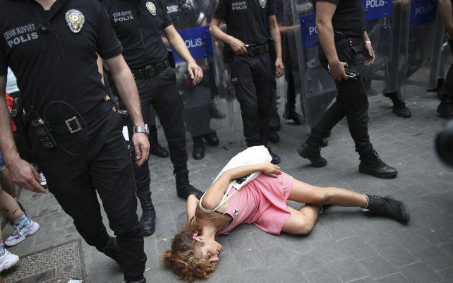 Una manifestante yace en el suelo mientras la policía camina para dispersar la manifestación del orgullo en el centro de Estambul. La policía usó gases lacrimógenos para dispersar a las multitudes y detuvo a decenas de activistas LGTBI.