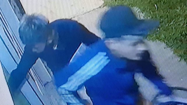 Los delincuentes llevándose parte de los elementos de trabajo en la peluquería de barrio Jardín Mayoraz