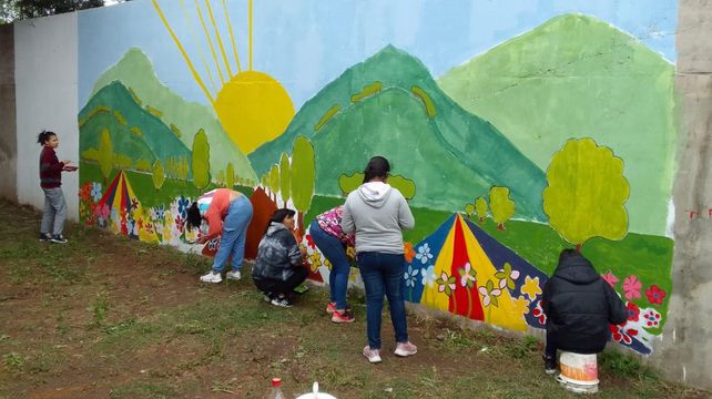 Estudiantes de la Escuela Don Bosco pintaron un mural en uno de los costados de la institución.