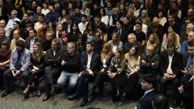 Con Massa en primera fila, Giuliano ensayó una foto de unidad del peronismo santafesino