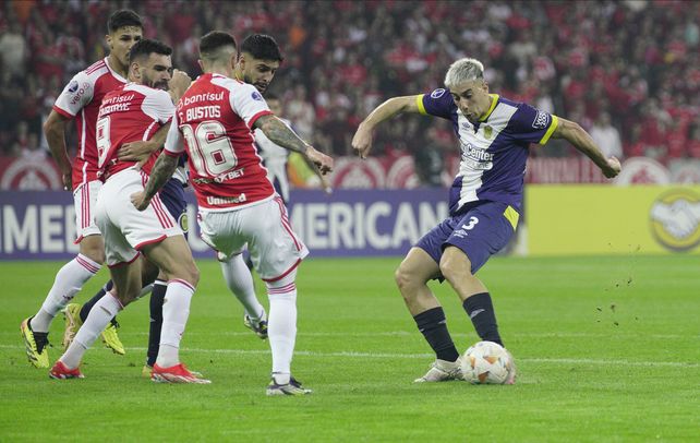 Sández saca el zurdazo y convierte en el Beira Rio, donde el Canalla empató y clasificó a octavos de final.