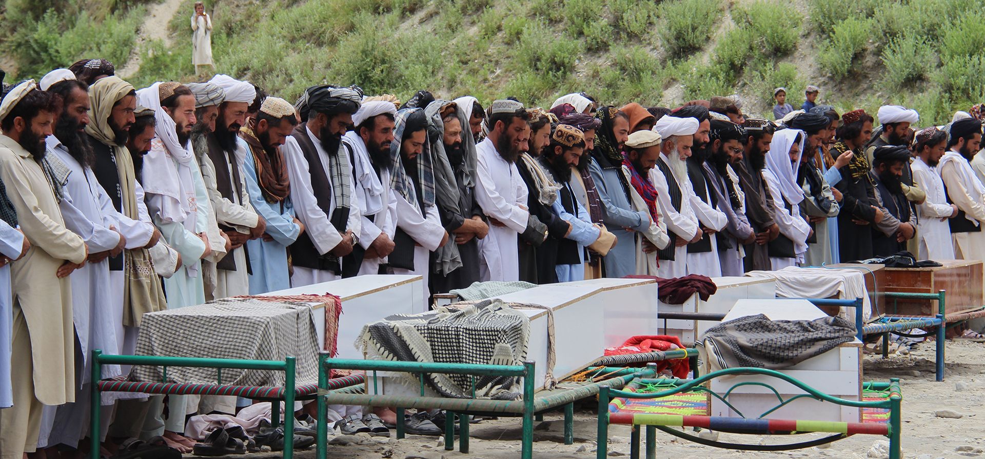 Dolientes rezan durante el funeral de las víctimas, entre ellas niños, de los ataques aéreos que, según funcionarios talibanes, fueron perpetrados por Pakistán, en Mana, una aldea de la provincia afgana de Khost, el miércoles 10 de junio de 2026. (Foto AP/Saifullah Zahir) Dolientes rezan durante el funeral de las víctimas, entre ellas niños, de los ataques aéreos que, según funcionarios talibanes, fueron perpetrados por Pakistán, en Mana, una aldea de la provincia afgana de Khost, el miércoles 10 de junio de 2026. (Foto AP/Saifullah Zahir)