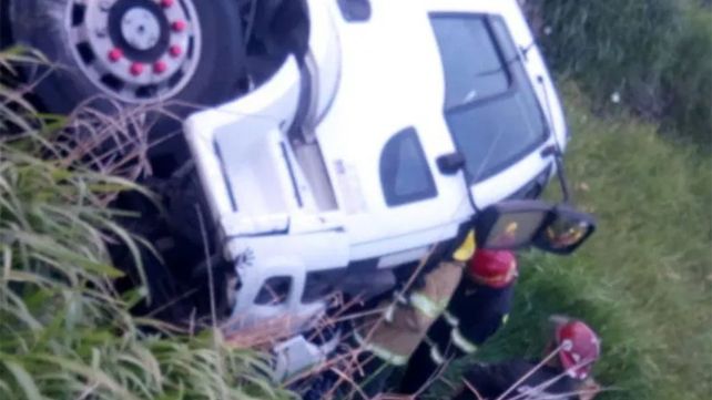 Ruta 12: volcó un camión y el conductor quedó atrapado