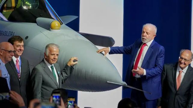 Histórico: Brasil presentó el primer caza supersónico producido íntegramente en América Latina