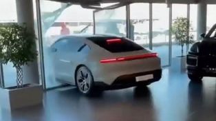 Quiso probar un Porsche y chocó contra la vidriera del concesionario
