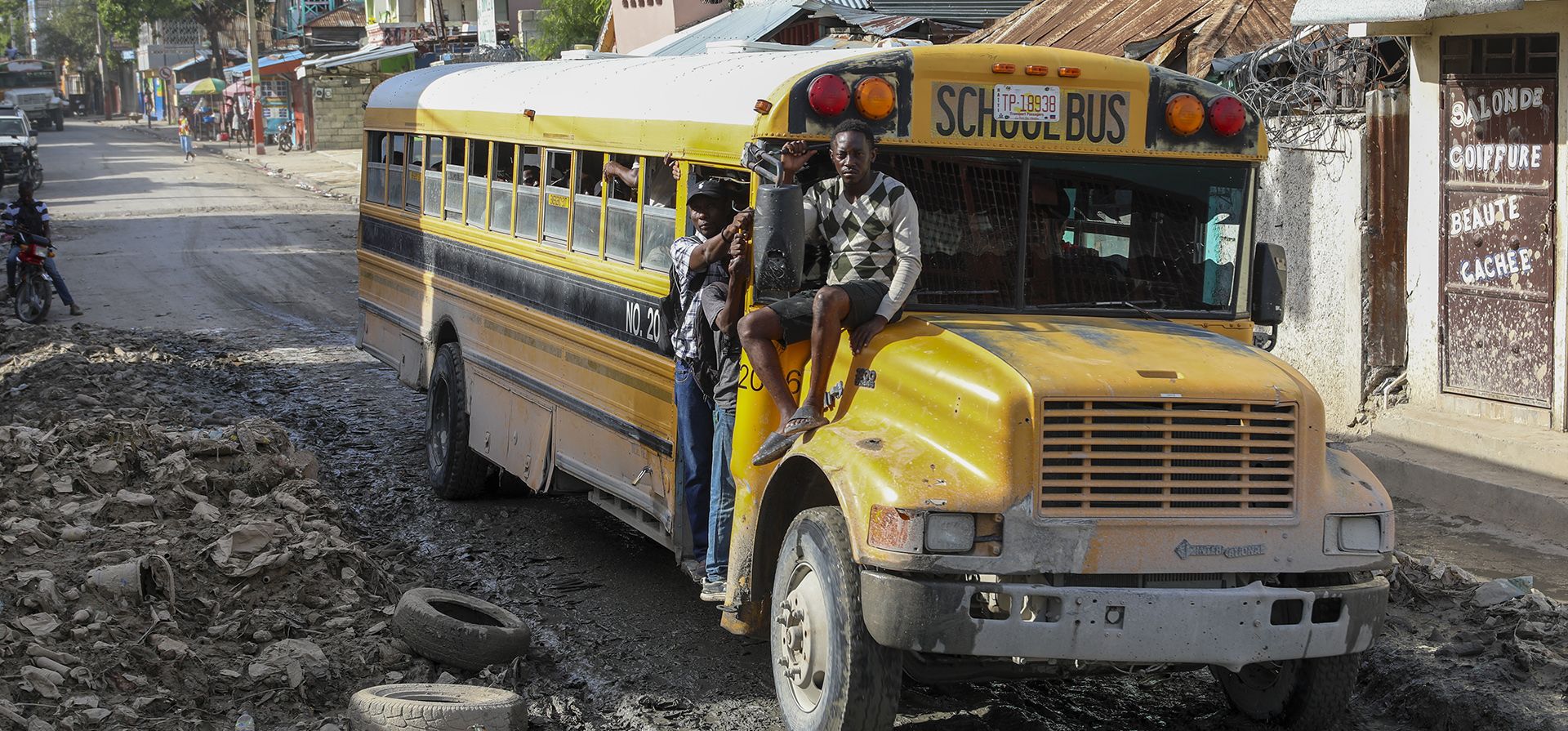 Un hombre viaja sobre el capó de un autobús abarrotado de gente en Puerto Príncipe, Haití, el martes 29 de octubre de 2024. (Foto AP/Odelyn Joseph) Un hombre viaja sobre el capó de un autobús abarrotado de gente en Puerto Príncipe, Haití, el martes 29 de octubre de 2024. (Foto AP/Odelyn Joseph)
