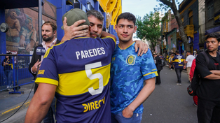 Hinchas de Boca y Central, afuera de la Bombonera, en el velorio de Miguel Ángel Russo.&nbsp;