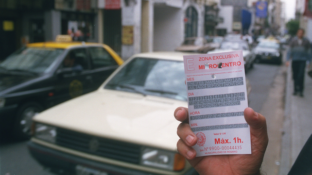 El estacionamiento medido se implementó en 1999 y fue otra de las medidas que se tomaron para tratar de ordenar el tránsito en el centro.