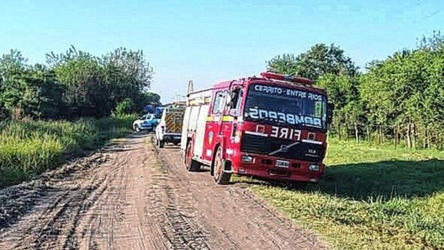 Hallan un cuerpo y un auto incendiado en un camino rural cercano a Cerrito.