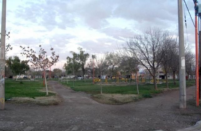 La madre obligó al niño a correr desnudo a la vista de todos en una plaza del barrio Luis Piedrabuena.