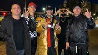L-Gante en Valencia con sus amigos y debajo del imponente saco la casaca de la Lepra.
