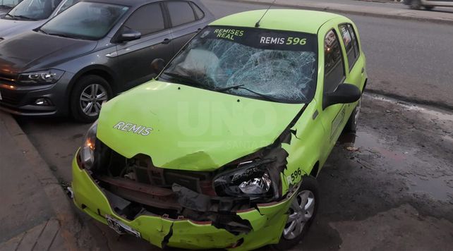 Así quedó el remís queprotagonizó el accidente con la motociclista esta mañana. // Gentileza Radio EME