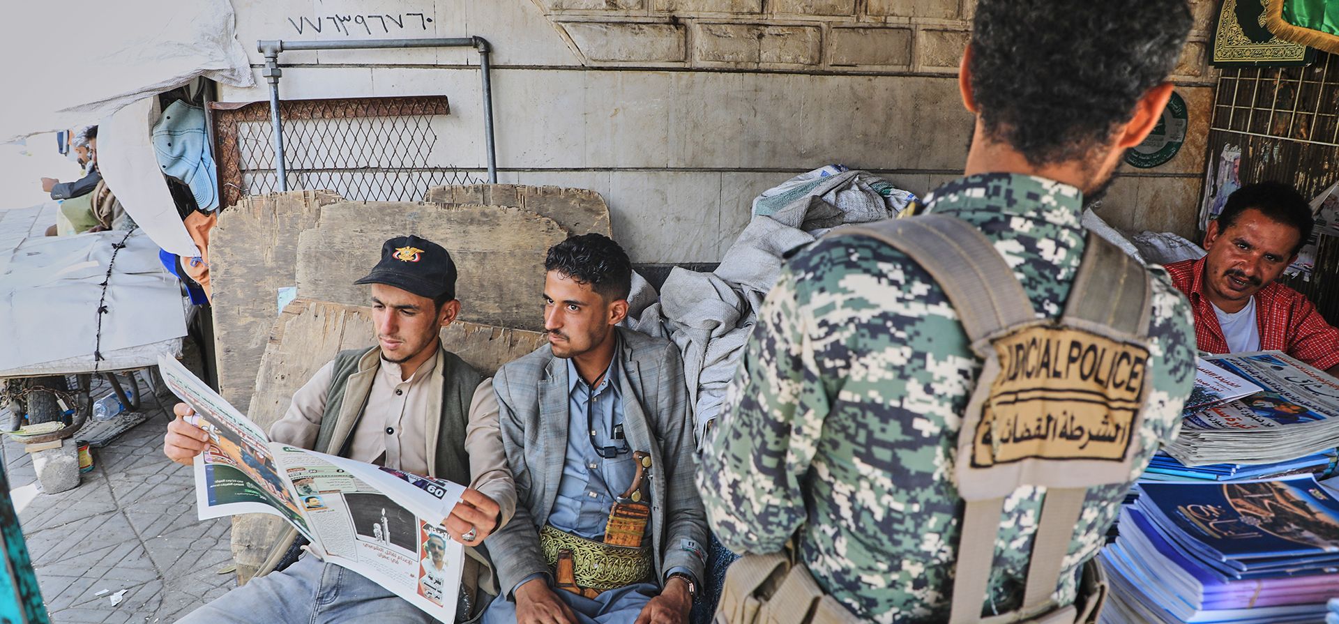 Varias personas leen un periódico para informarse sobre las noticias de la guerra en una tienda de Saná, Yemen, el martes 8 de septiembre de 2026. (Foto AP/Osamah Abdulrahman) Varias personas leen un periódico para informarse sobre las noticias de la guerra en una tienda de Saná, Yemen, el martes 8 de septiembre de 2026. (Foto AP/Osamah Abdulrahman)