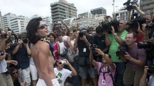 Al final, el topless colectivo en Ipanema resultó un fracaso