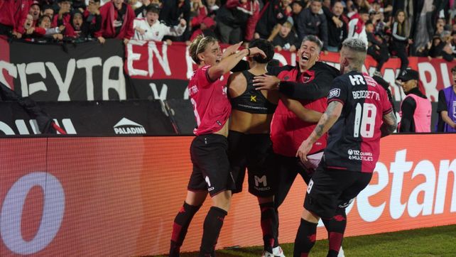 El festejo del gol de Newells que aseguró el triunfo ante Atlético Tucumán. Una fecha a pedir de la Lepra.