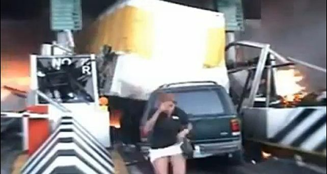 Un cami&oacute;n pierde el control y produce un espectacular choque en cadena en una autopista