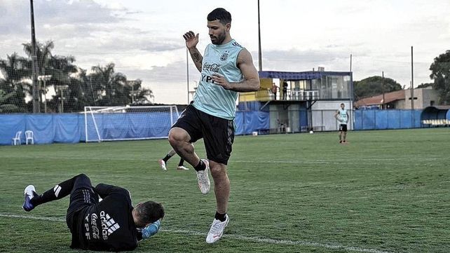 La Selección Argentina volvió a entrenar y tendría dos cambios para jugar contra Paraguay.
