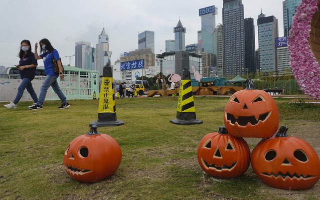 Decoraciones de Halloween en un parque en Hong Kong