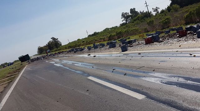 Volcó un camión en la autopista y su carga quedó en la banquina