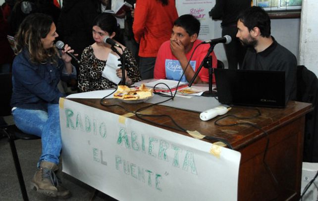 Radio abierta. Una de las tantas actividades que realizan los chicos del Centro Artístico y Educativo El Puente.