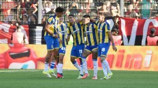Veliz, Ovando, Ávila y Julián Fernández celebran junto a Di María tras el primer gol de Central en el Parque.