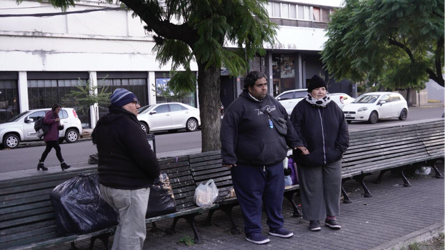 Adrián y sus familiares en la plaza de Moreno y Rioja