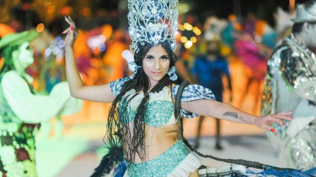 Calle Maciá recibe las noches del carnaval de Paraná