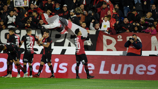 &nbsp;Cristian Ferreira festeja de cara a la tribuna. Fue su primer gol ante los hinchas de Newells.