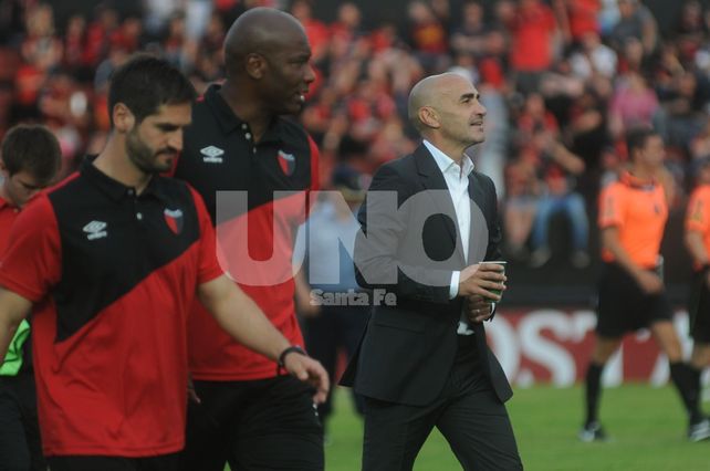Paolo Montero hizo formal su renuncia como entrenador de Colón. Los dirigentes le buscan un sucesor.