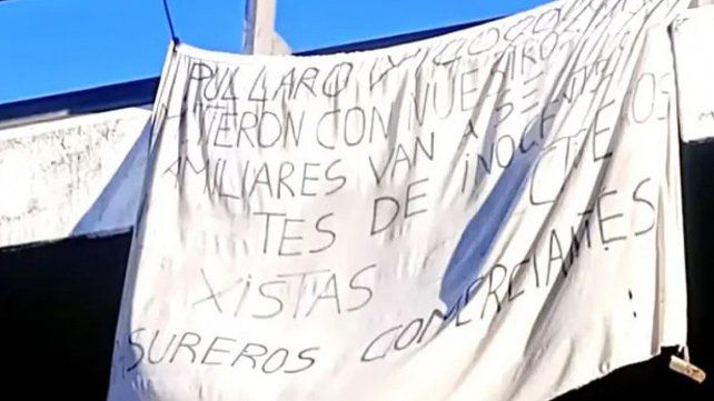 Ocurrió en una estación de servicio de Rosario. También dejaron una nota para el gobernador Maximiliano Pullaro. Amenazan con seguir matando inocentes.&nbsp;