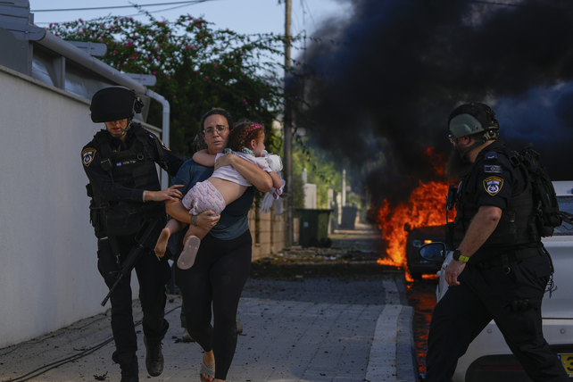 El ataque masivo de Hamás del sábado sorprendió por completo a las fuerzas de seguridad y defensa de Israel. En la foto, una madre escapa con su hijo en Ashkelón. 