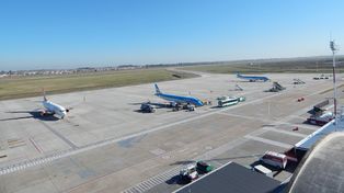 El aeropuerto internacional Islas Malvinas, en Fisherton. El paro anunciado para el miércoles próximo golpeará al sector turístico.&nbsp;