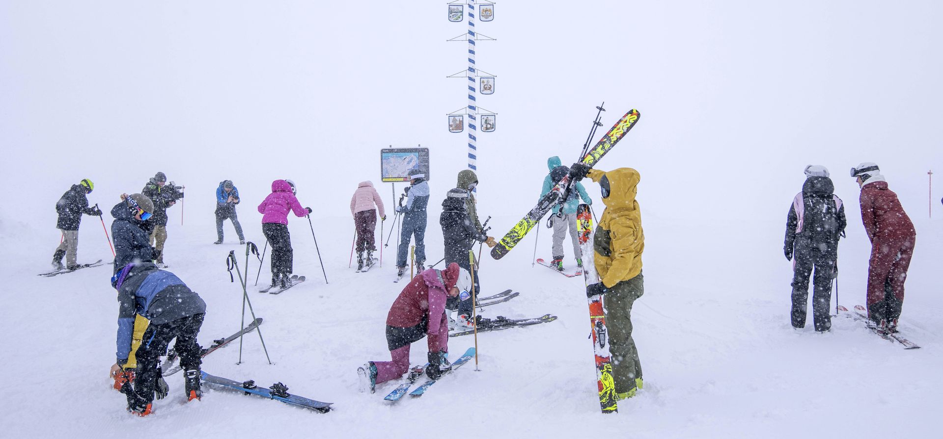 Un grupo de esquiadores se preparan durante el inicio de la temporada en la montaña más alta de Alemania, Un grupo de esquiadores se preparan durante el inicio de la temporada en la montaña más alta de Alemania,