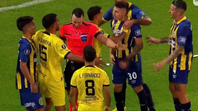 Momento caliente de Central-Peñarol. La Copa Libertadores empezó con todo.