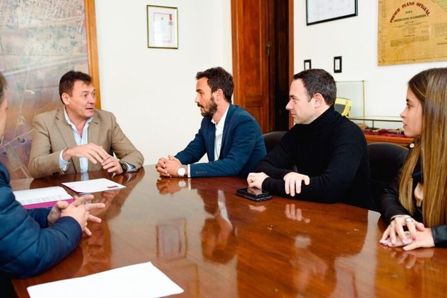 Firmado. El intendente Leonardo Raimundo y el rector Franco Bartolacci tras celebrar el acuerdo.