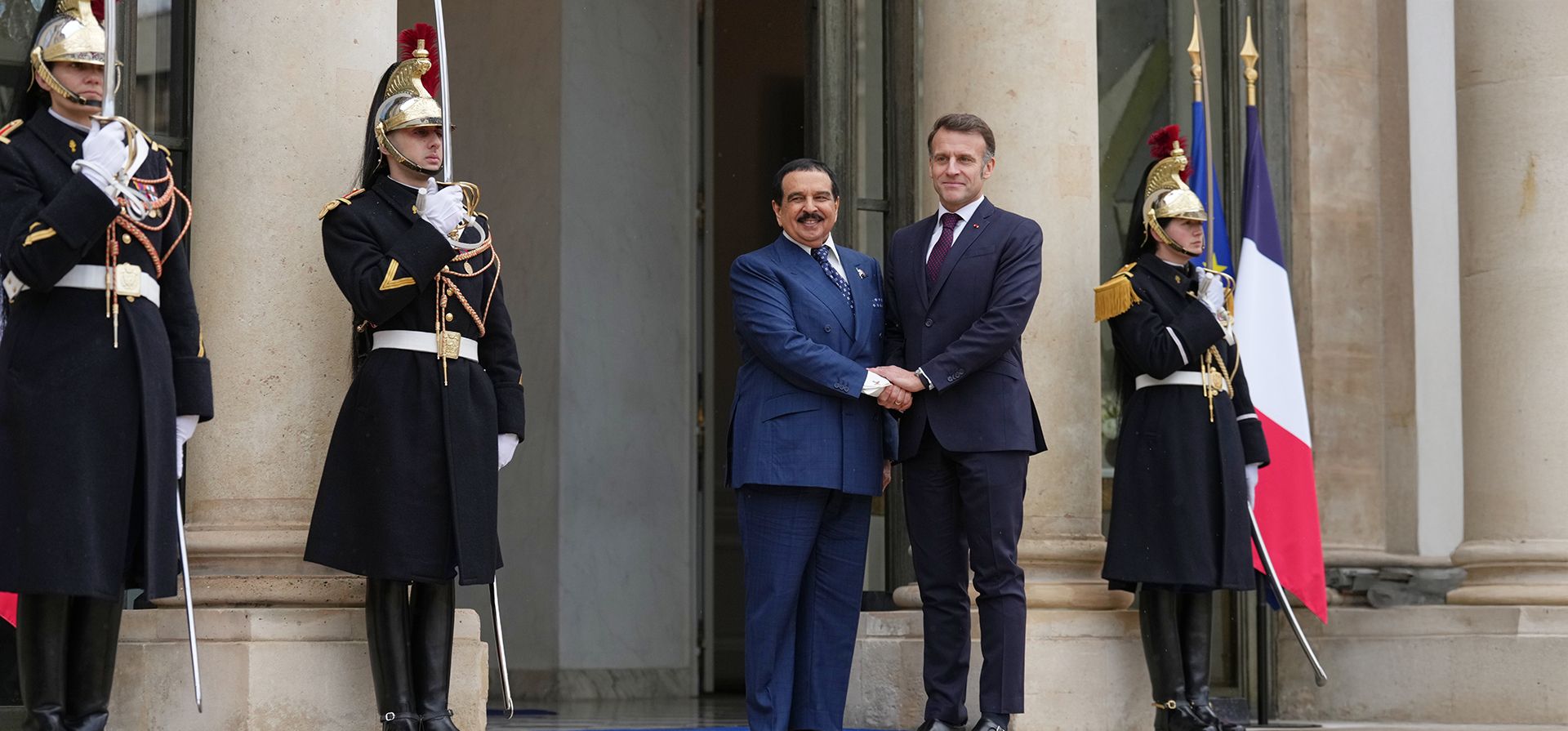El rey de Baréin, Hamad bin Isa Al Khalifa, es recibido por el presidente de Francia, Emmanuel Macron, en el Palacio del Elíseo en París, el viernes 6 de febrero de 2026. (Foto AP/Thibault Camus) El rey de Baréin, Hamad bin Isa Al Khalifa, es recibido por el presidente de Francia, Emmanuel Macron, en el Palacio del Elíseo en París, el viernes 6 de febrero de 2026. (Foto AP/Thibault Camus)