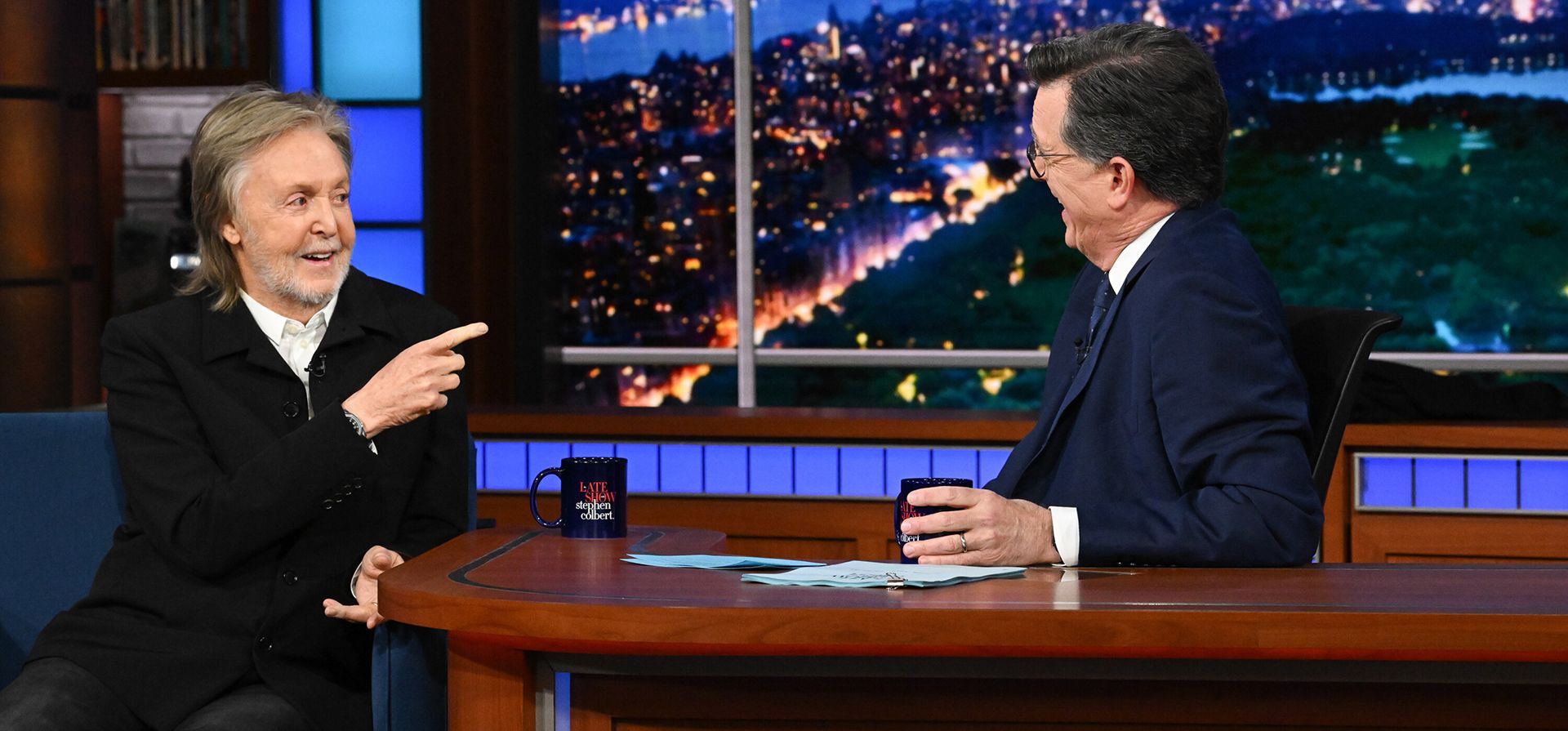 Imagen, difundida por CBS, muestra a Paul McCartney junto al presentador Stephen Colbert durante el último episodio de "The Late Show with Stephen Colbert" en Nueva York, el jueves 21 de mayo de 2026. (Scott Kowalchyk/CBS vía AP) Imagen, difundida por CBS, muestra a Paul McCartney junto al presentador Stephen Colbert durante el último episodio de "The Late Show with Stephen Colbert" en Nueva York, el jueves 21 de mayo de 2026. (Scott Kowalchyk/CBS vía AP)