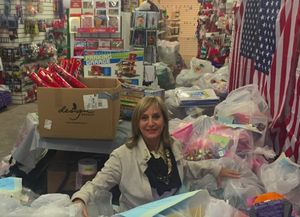 Una mujer compró una juguetería para hacerles regalos de Navidad a los niños que no tienen familia