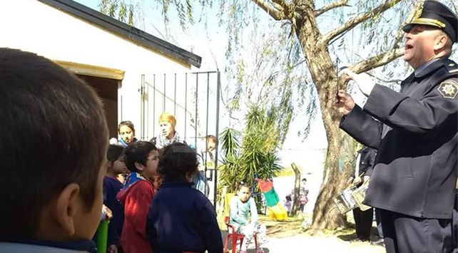 El pequeño director de la Banda Policial