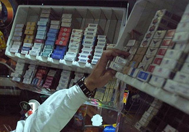 Por la caída de las ventas, bajan los precios de los cigarrillos