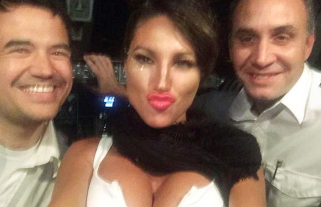 Sin juicio. Xipolitakis posa en la cabina del avión de Austral junto con los pilotos embobados por su figura.