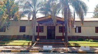 El techo de la escuela se desplomó y el trabajador cayó de una altura de 4 metros.